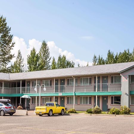 Hotel Super 8 By Wyndham Quesnel Bc Exterior foto